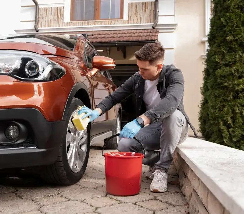 Lavage auto à domicile Leuville-sur-Orge : professionnel intervenant sur un véhicule